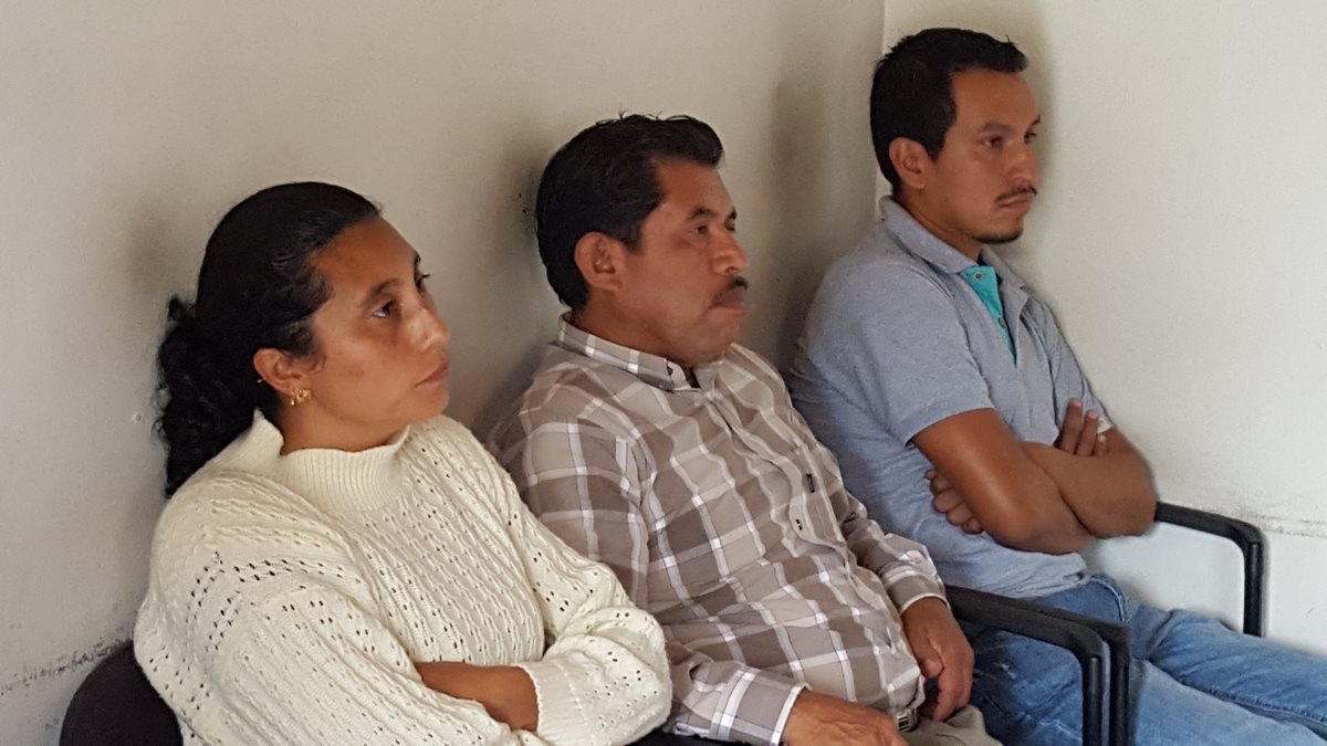 Sindy Gálvez, Juan Batzín y Mario Turcios quedaron ligados a proceso por haber simulado ser empleados de la comuna de Acatenango y devengado salarios durante cuatro años. (Foto Prensa Libre: Julio Sicán)