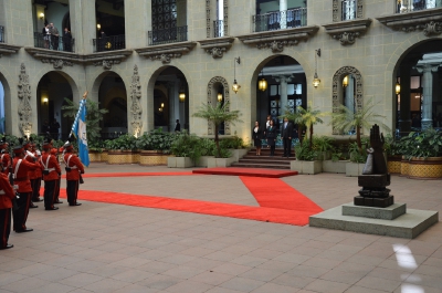 Pérez Molina y el Canciler Raúl Morales reciben las acreditaciones de los nuevos embajadores. (Foto Prensa Libre:Embajada de México)