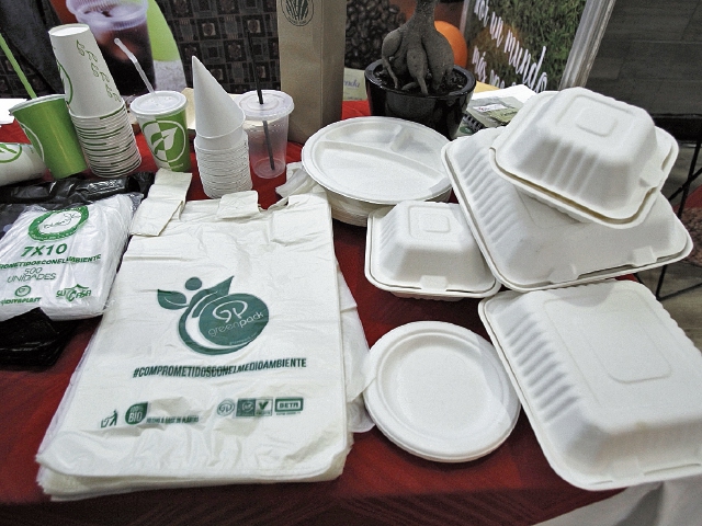 Empaques biodegradables como recipientes, platos y bandejas, desechables fabricados con bagazo de caña es la innovación que lleva a la feria la empresa distribuidora Su Casa. Los productos son importados desde Japón. Son resistentes a microondas y temperaturas bajo cero. Contrario a las tradicionales de duroport, estas se deshacen en 24 meses. (Foto PL: Paulo Raquec)