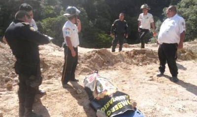 El cuerpo de Alejandro Ernesto Velásquez fue rescatado por Bomberos Voluntarios. (Foto Prensa Libre: CVB)