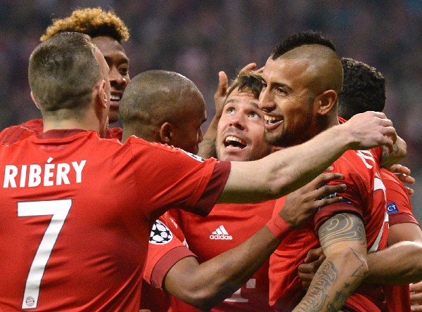 Arturo Vidal festeja con sus compañeros el único gol del Bayern contra el Benfica. (Foto Prensa Libre: AFP).