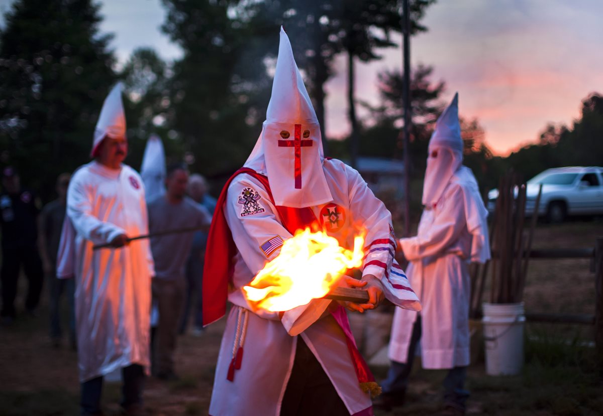Organizaciones radicales como el Ku Klux Klan fomentan el odio hacia personas de otras razas y nacionalidades. (Foto: EFE)