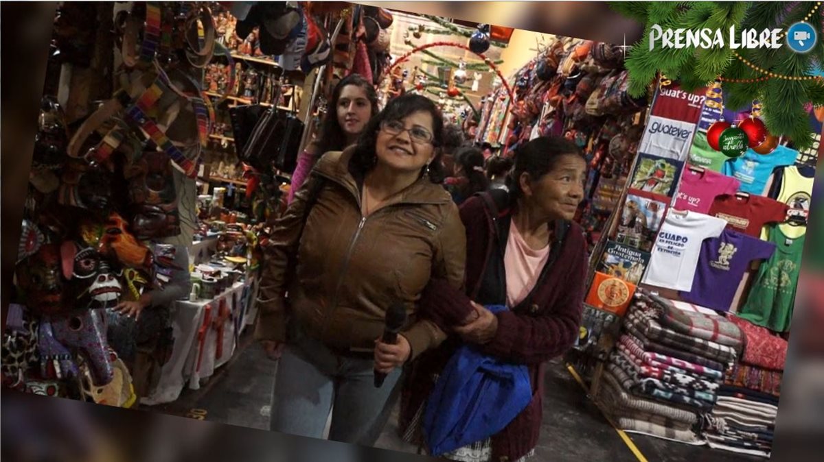 Lucía y Beatriz pasean por calles y mercados de Antigua Guatemala. (Foto Prensa Libre: Fernando Magzul)