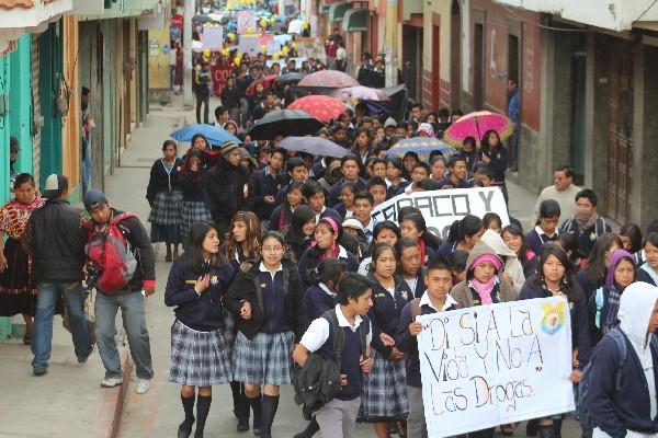 Adolescentes y niños marchan en Toto.