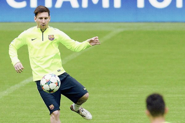 El argentino del FC Barcelona, Lionel Messi, entrena con el equipo en Múnich, Alemania. (Foto Prensa Libre: AFP).