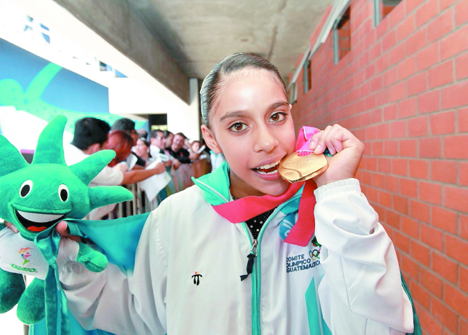 Ana Sofía Gómez muestra su medalla de oro ganada en los Panamericanos de Guadalajara 2011. (Foto: Hemeroteca PL)
