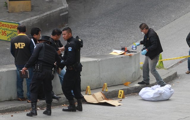Restos humanos fueron encontrados este viernes frente al apartamento donde vive Neto Bran. (Foto Prensa Libre: Estuardo Paredes)