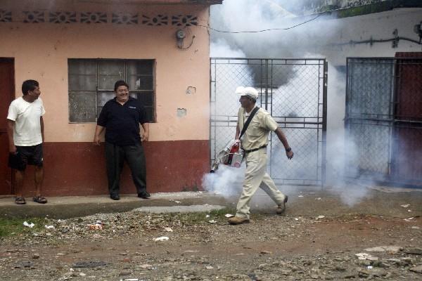 Un trabajador del Ministerio de Salud   fumiga en calles de Coatepeque, Quetzaltenango, para eliminar el zancudo que transmite el dengue.