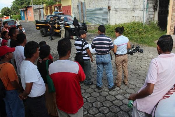 Curiosos observan las bolsas en las que fueron colocados los cránes humanos hallados en un sector de Mazatenango, Suchitepéquez. (Foto Prensa Libre: Danilo López)<br _mce_bogus="1"/>
