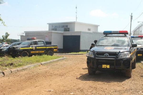Autoridades incautaron objetos ilícitos en ese penal. (Foto Prensa Libre: Melvin Sandoval)<br _mce_bogus="1"/>