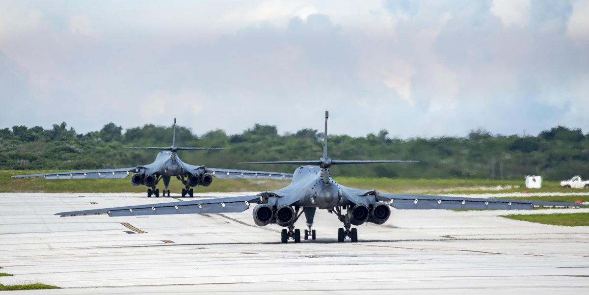 Cazas toman posición en la isla de Guam en plena tensión entre EE. UU. y Corea del Norte. (Foto Prensa Libre: EFE)