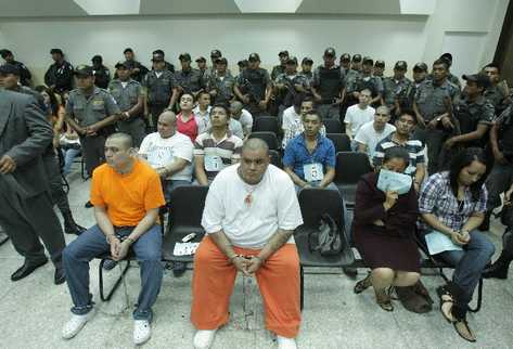 Un grupo  de los zetas  escucha la sentencia que les impuso el Tribunal Primero B de Mayor Riesgo, que los encontró culpables de asesinatos, secuestros y portación ilegal de armas.