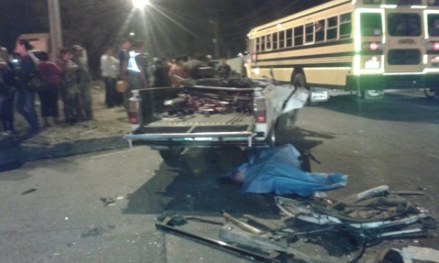 El picop que era conducido por Carrillo Alfaro quedó destrozado. (Foto Prensa Libre: CVB)