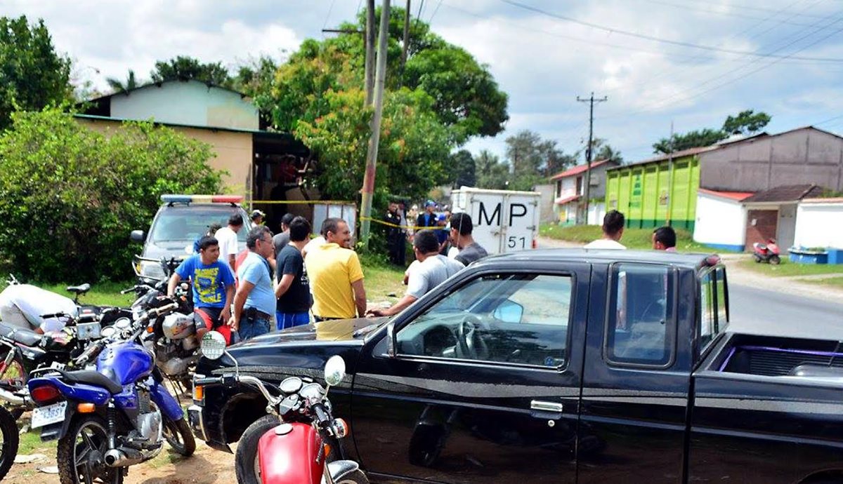 Autoridades recaban evidencias en Los Amates, Izabal, donde un hombre fue ultimado. (Foto Prensa Libre: Dony Stewart)
