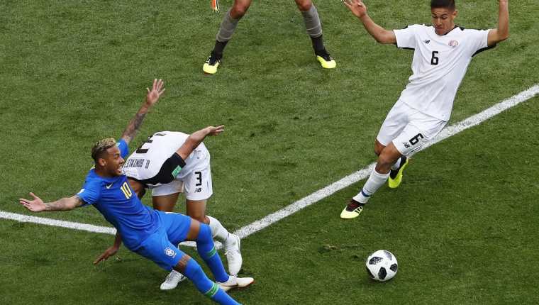 Jugada en la que Neymar pedía penalti pero el árbitro, después de revisar el VAR, no lo marcó. (Foto Prensa Libre: EFE)