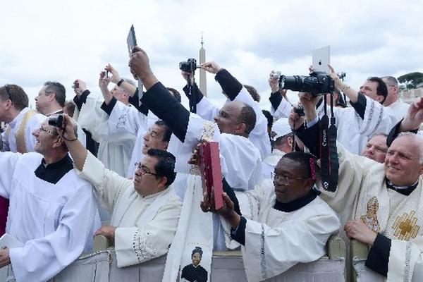 La tecnología no faltó en la ceremonia,  varios sacerdotes la utilizaron para tomar fotografías.