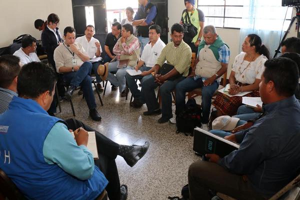 Mesa de diálogo permitió llegar a acuerdo para desocupar las instalaciones de la hidroeléctrica Chixoy (Foto Prensa Libre: EDAURDO SAM CHUN).