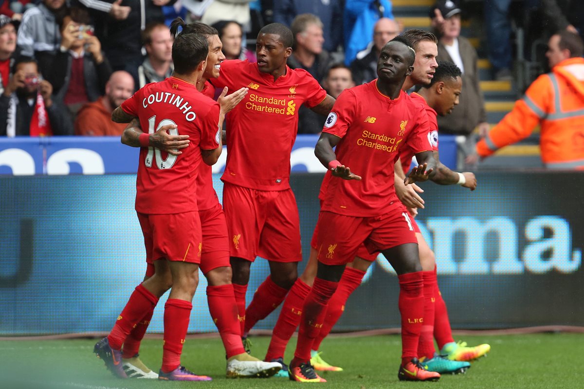 Los jugadores del Liverpool festejan el triunfo frente al Swansea. (Foto Prensa Libre: AFP)