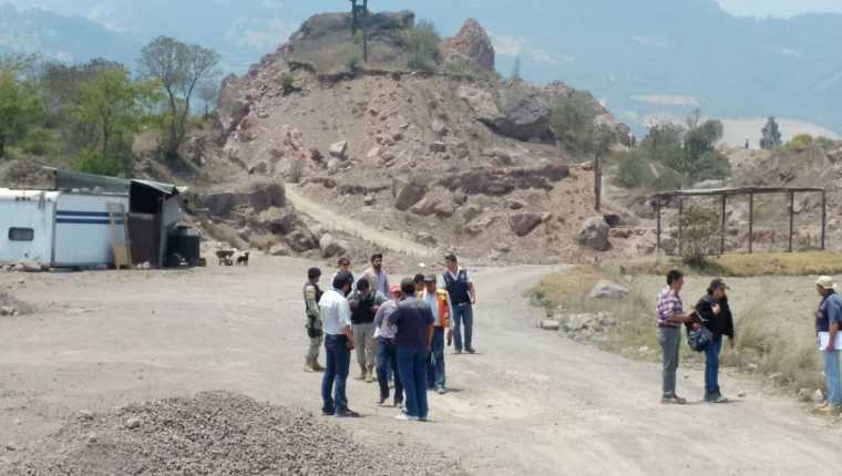 En abril del 2017 el Ministerio Público y delegados del Ministerio de Ambiente y Recursos Naturales llevaron a cabo una inspección en Xecaracoj verificiar la extracciòn ilegal de rocas. (Foto Prensa Libre: elQuetzalteco)  