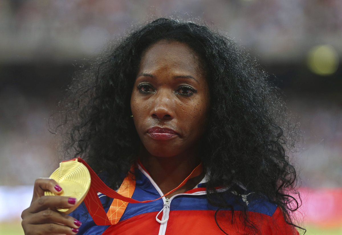 Yarisley Silva en la premiación tras su victoria en la final femenina de salto con pértiga. (Foto Prensa Libre: EFE)