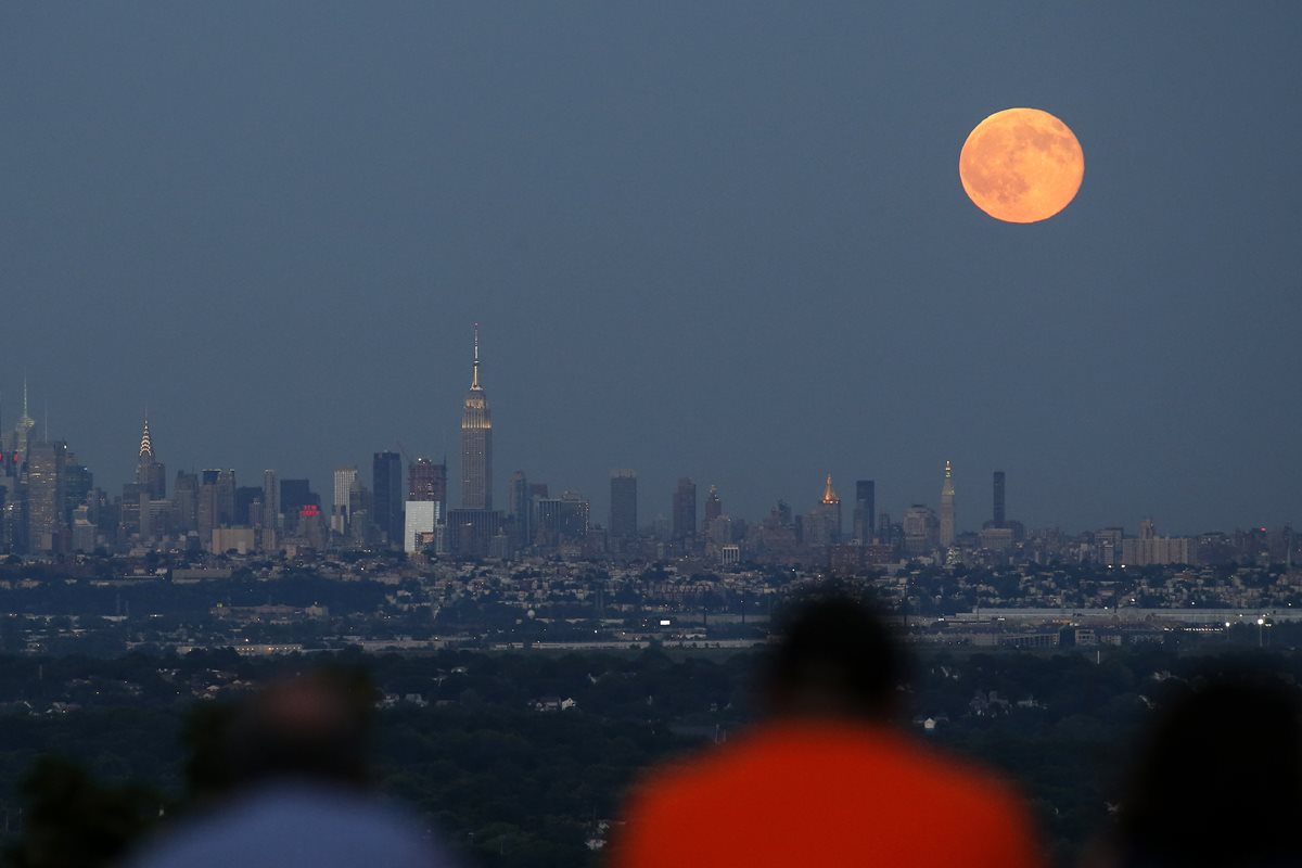La Luna se eleva sobre el horizonte de la ciudad de Nueva York.(Foto Prensa Libre:AFP)