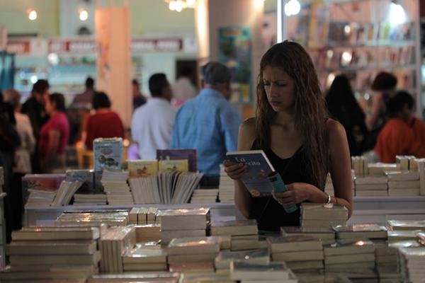 En la Filgua hay libros para todos los gustos. (FOTO Prensa Libre: Ángel Elías)