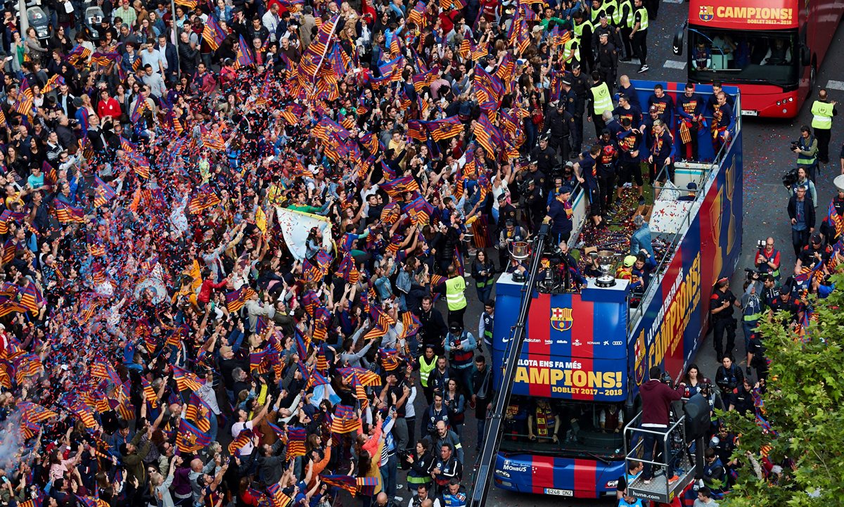 Jugadores del Barcelona festejaron con su afición. (Foto Prensa Libre: EFE)