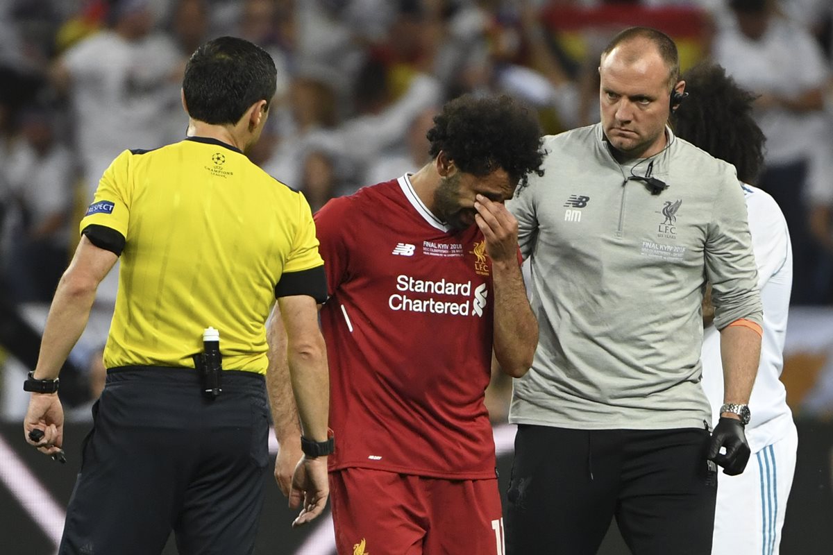 Mohamed Salah abandona el terreno de juego entre lágrimas. (Foto Prensa Libre: AFP)