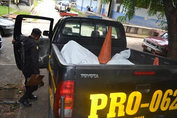 Agentes de la PNC de San Antonio La Paz trasladan a la morgue los cadáveres de la pareja. (Foto Prensa Libre: Huo Oliva). <br _mce_bogus="1"/>