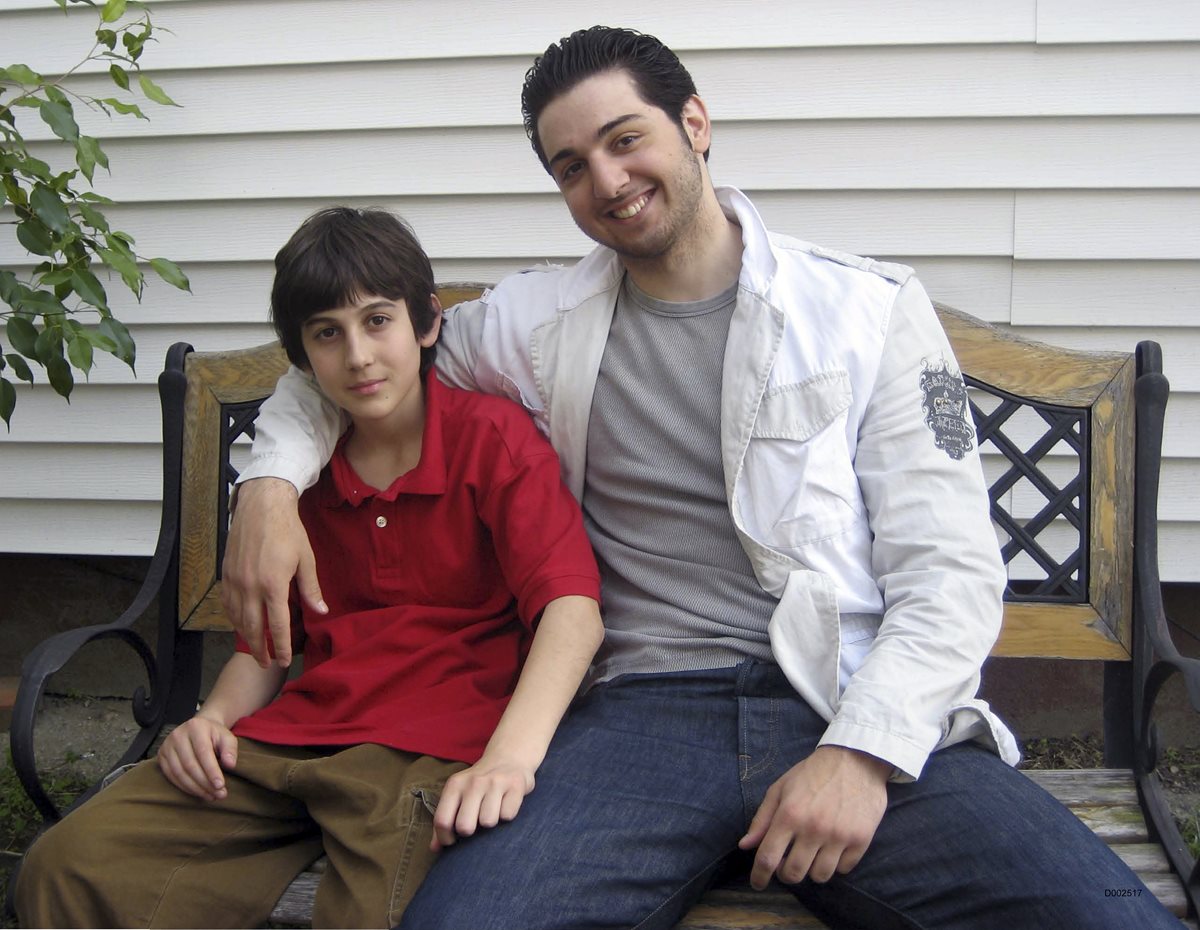 En esta fotografía figuran  Dzhokhar (izquierda, condenado a muerte), y Tamerlan Tsarnaev (derecha abatido en 2013), sonrientes nadie imaginaba que años después perpetrarían un atentado mortífero en una actividad deportiva. (Foto Prensa Libre: AP).