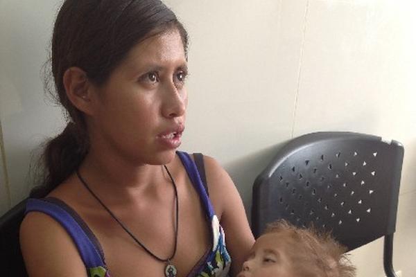 Ismael López, de  un año y 10 meses —quien falleció—, en brazos de su madre,   Rafaela López.