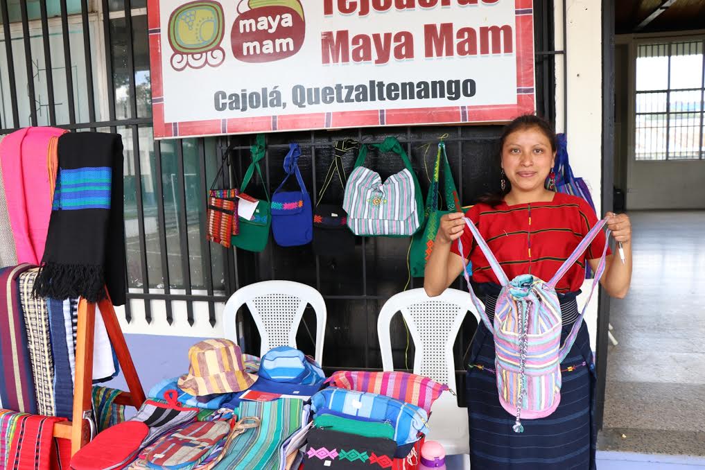 María Vail muestra los productos que elabora con el grupo Tejedoras Maya Mam, de Cajolá, con los cuales se abren espacios en el mundo empresarial. (Foto Prensa Libre: María José Longo)
