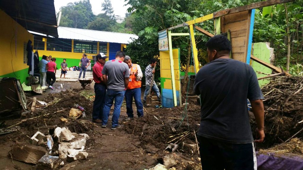 En San Miguel Petapa debido a la lluvia colapsó un muro contención de la escuela del sector 8 en Villa Hermosa. La Conred llegó para evaluar los daños. (Foto Prensa Libre: Conred)  