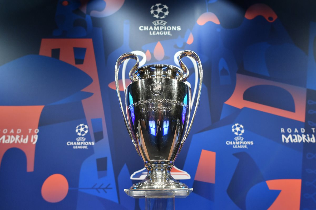 El trofeo de la Champions League que defiende el Real Madrid será entregado al campeón en la final el 1 de junio de 2019 en el Wanda Metropolitano de Madrid. (Foto Prensa Libre:AFP)