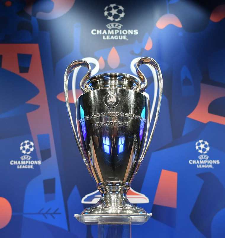 El trofeo de la Champions League que defiende el Real Madrid será entregado al campeón en la final el 1 de junio de 2019 en el Wanda Metropolitano de Madrid. (Foto Prensa Libre:AFP)