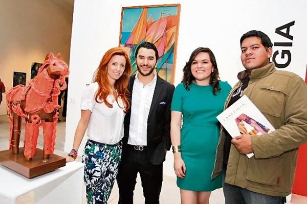 Lily Acevedo, Carlos Villatoro y Cristina Rozas Botrán,  director y editora de la revista, respectivamente, y  Mod Cárdenas. (Foto Prensa Libre: Edwin Castro)