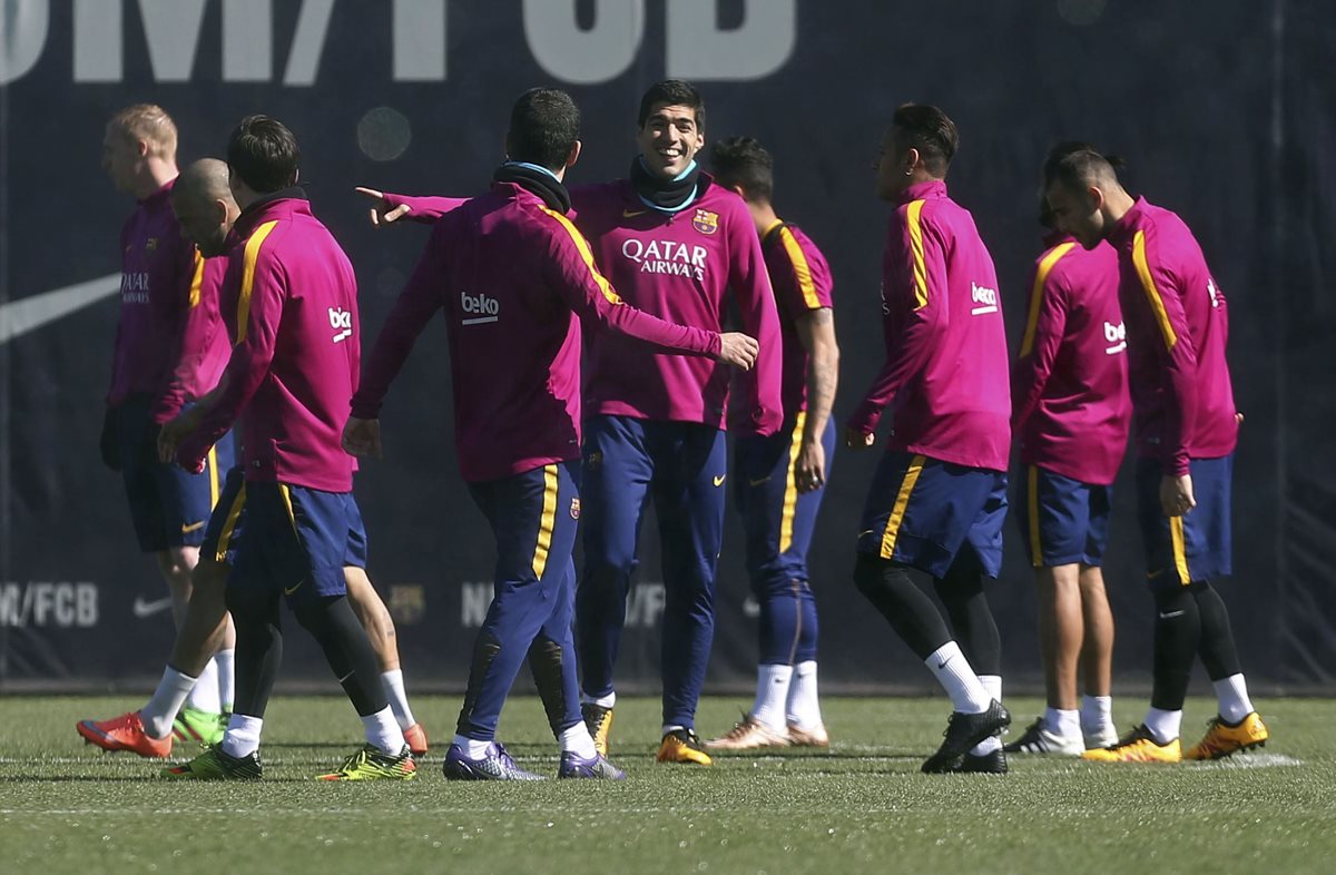 El delantero uruguayo del FC Barcelona, Luis Suárez junto a algunos de sus compañeros, durante el entrenamiento blaugrana para preparar el partido de liga que disputarán mañana ante el Getafe. (Foto Prensa Libre: EFE)