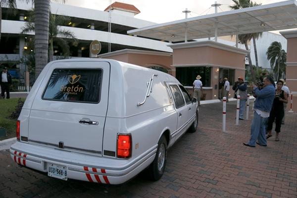 Una carroza fúnebre llega a la residencia del actor en Cancún, misma que  se retiró 15 minutos más tarde sin el cuerpo de Chespirito (Foto Prensa  LIbre: AP).