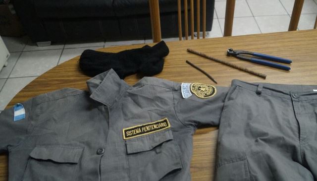 Un uniforme de guardia, herramientas para cavar y un gorro pasamontañas fueron hallados por las autoridades. (Foto Prensa Libre: SP)