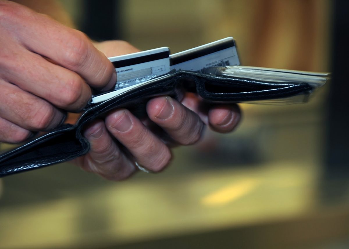 Se evidencia una baja en uso de tarjetas de crédito. (Foto Prensa Libre: Benildo Concoguá)