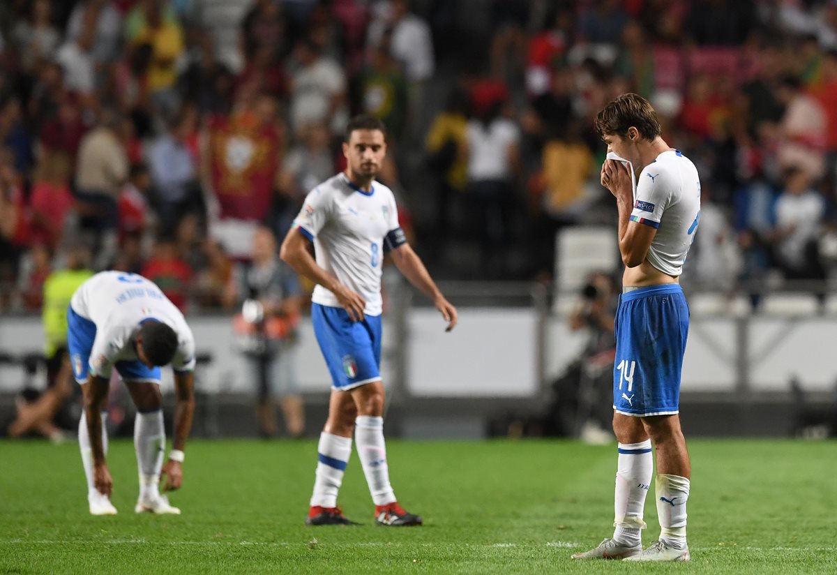 Los jugadores de Italia lucen desilusionados después de perder contra el campeón de Europa. (Foto Prensa Libre: AFP)