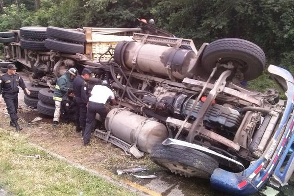 Un cabezal que transportaba pollos volcó en un sector de Barberena, en Santa Rosa. (Foto Prensa Libre: Oswaldo Cardona)