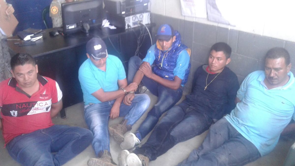 Cinco de los presuntos contrabandistas capturados en Petén. (Foto Prensa Libre: Rigoberto Escobar).