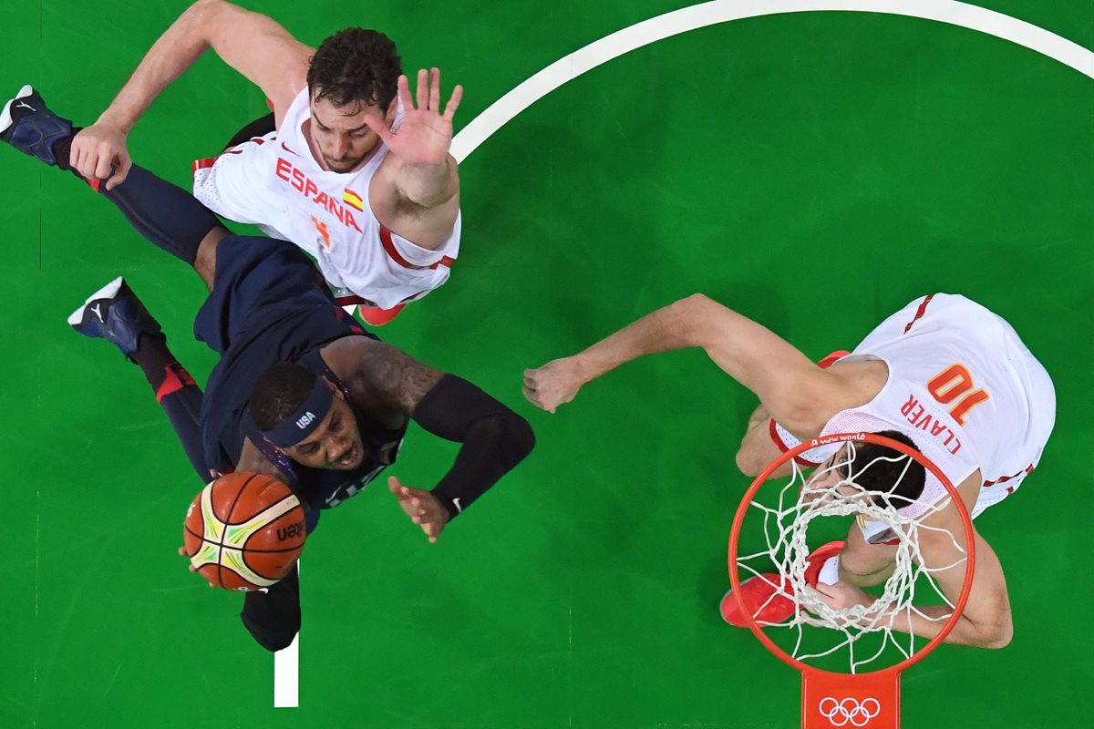 Carmelo Anthony busca anotar ante la marca de Pau Gasol y Víctor Claver. (Foto Prensa Libre: AFP)