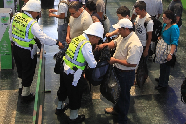 Agentes de la PMT de Guatemala revisan a los usuarios de Transmetro, en la estación El Trébol. (Foto Prensa Libre: Esbin García)