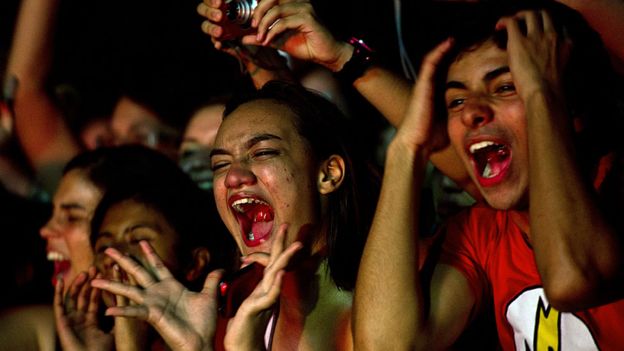 K-pop tiene fans de larga data: estos son unos k-fans brasileños escuchando al grupo Beast en 2011. (GETTY IMAGES).