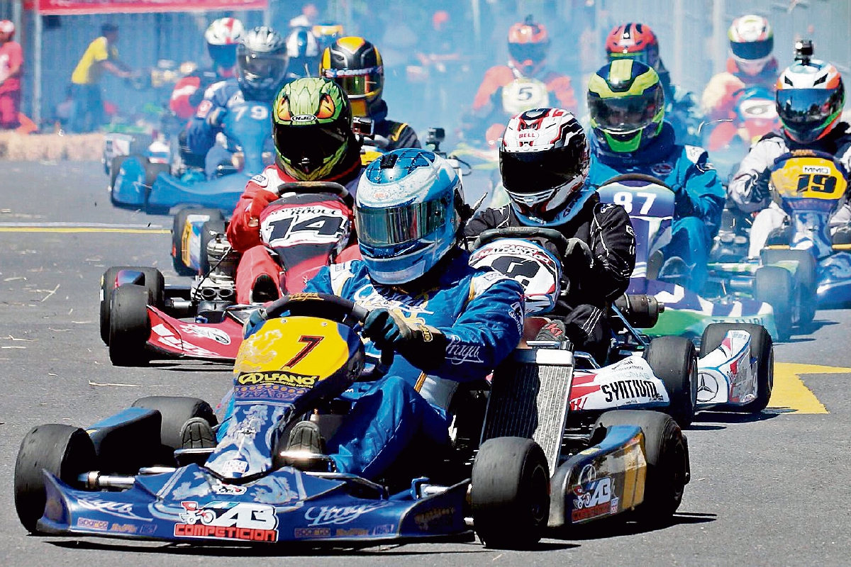 La categoría 125 cc Tag fue la gran sensación de la cuarta fecha del nacional de karts, celebrado en el Domo Polideportivo. (Foto Prensa Libre: Gabriel López)