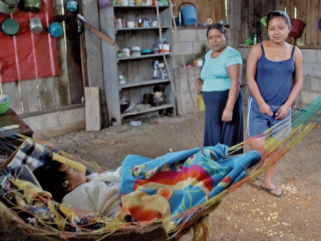 El grupo de refugiados vive entre la pobreza y la falta de oportunidades, en Chiapas, México. Los adultos viajan a Puebla, Tabasco, Veracruz, Sonora y Guadalajara, en busca de trabajo.(Foto Prensa Libre: Mike Castillo).