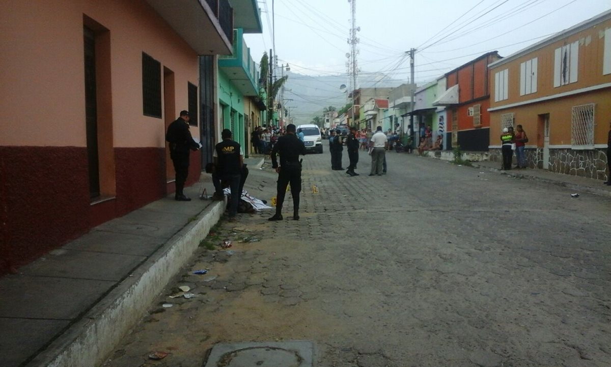 La maestra Carmela Vega impartía clases en una aldea en Camotán, Chiquimula. (Foto Prensa Libre: Edwin Paxtor)