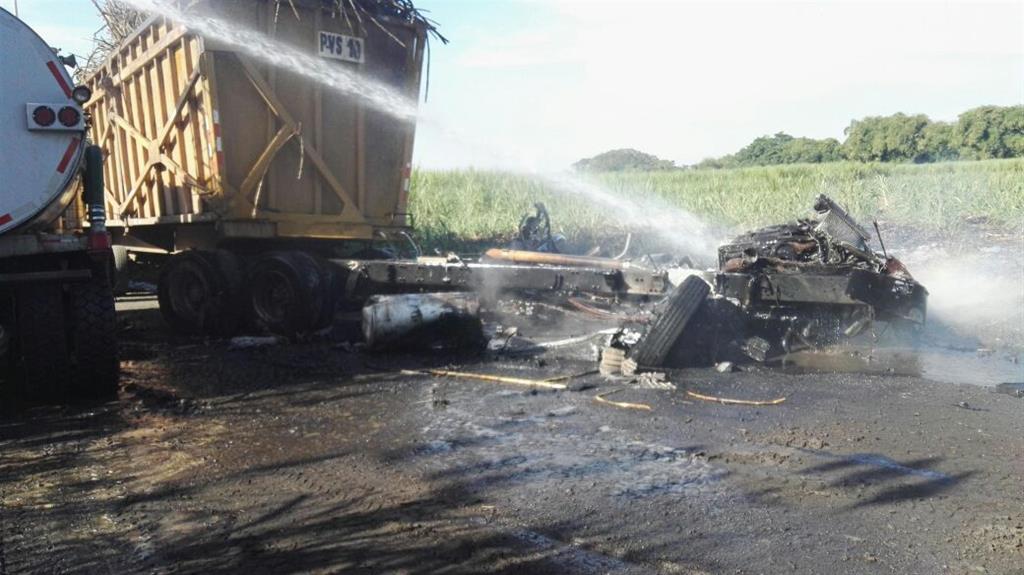 Tráiler quedó destruido por las llamas en Santa Lucía Cotzumalguapa, Escuintla. (Foto Prensa Libre: Enrique Paredes).